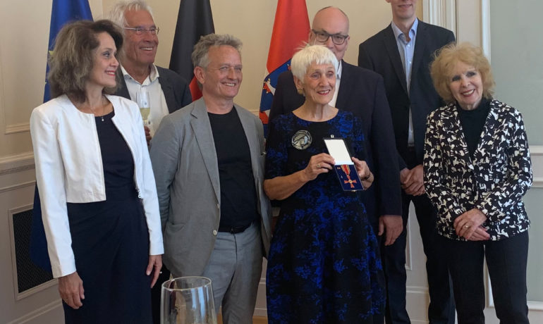 Christa Leiendecker erhält das Bundesverdienstkreuz für Ihre Verdienste um die Psychoanalyse